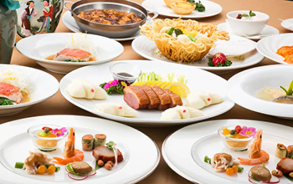 「医食同源」に基づいたヘルシーな四川料理をご用意 | 5名～20名【貴賓席確約★ご長寿お祝いプラン】和牛のステーキやふかひれの姿煮込みなど豪華四川料理全8品ランチ～重慶コース～＋ワンドリンク＋お祝いメッセージ付桃饅頭★松坂屋本館最上階でお祝い★