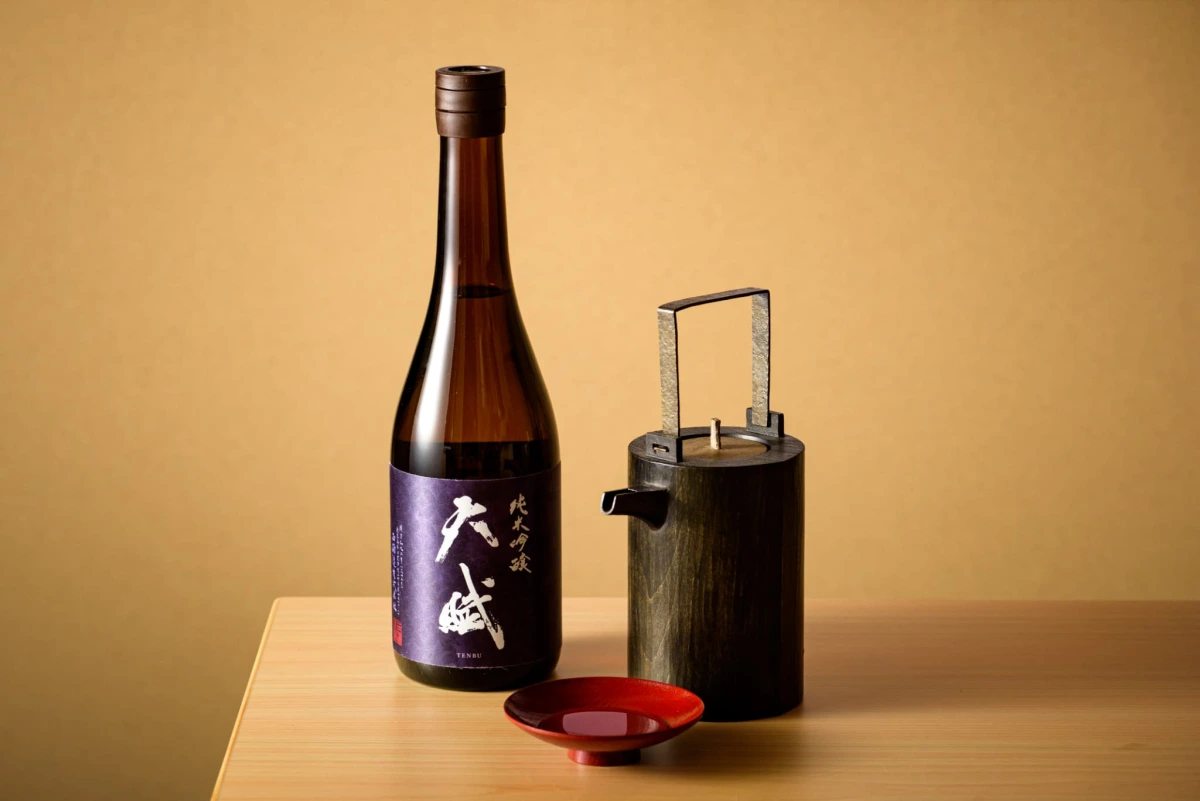 口清めの日本酒と共に始まる、ひら野ならではの儀式 | 【カウンター確約×アニバーサリーコース】銀座の隠れ家で祝う特別な夜★四季折々の日本料理と近火強火で焼き上げた極上焼鳥を使用した贅沢コース＋乾杯スパークリングワイン★銀座エリアで過ごす大人の記念日