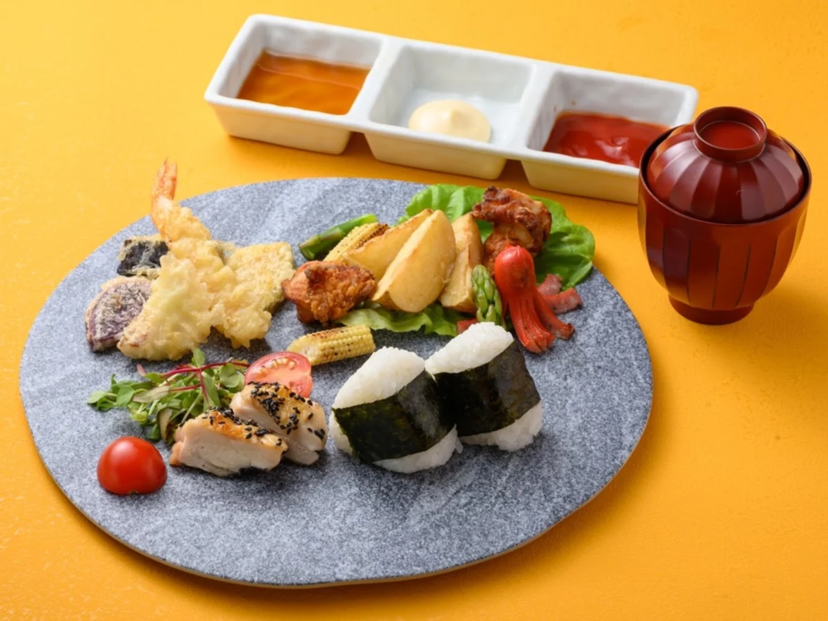 姉が子供を連れて行きたいと言っています。子供は入店可能でしょうか？また、子供用のメニューはありますか？