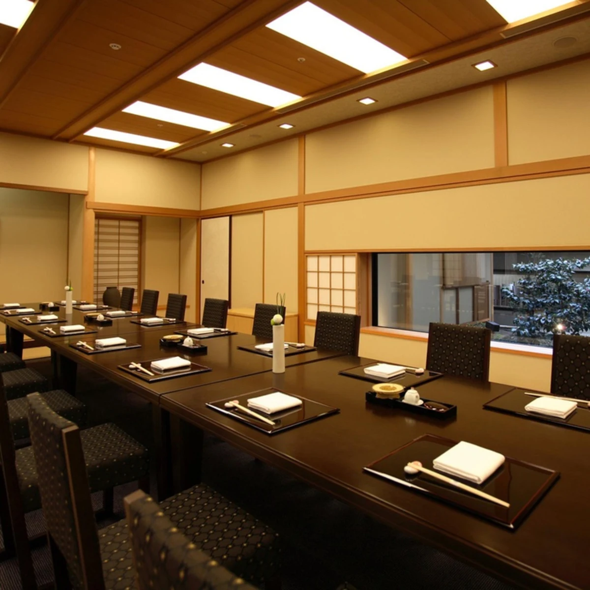 小さな子供連れでの外食なので不安です。個室を用意してもらえますか？個室の利用条件について教えてください。