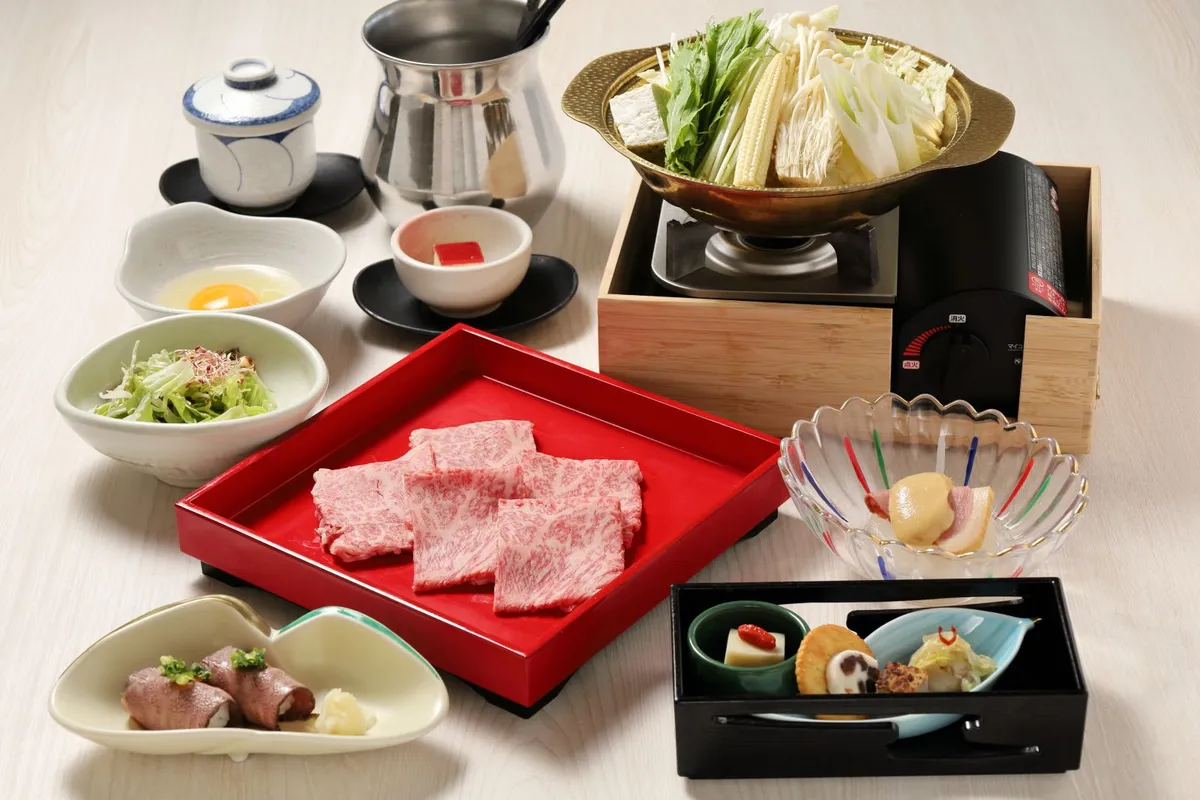 お肉の美味しさを存分に堪能できるメニュー | 【最大10名様×結納＆顔合わせ】料理長厳選のA5ランク黒毛和牛を堪能！すき焼き小鍋でお一人様ずつご提供の全8品★銀座の洗練された和空間で特別な時間を★