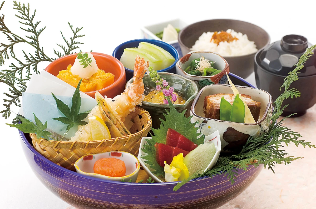 国産と鮮度にこだわった華やかな和食で大切な方をお祝い | 【アニバーサリープラン】四季の旬を堪能できる大人気のおばんざい3種を含む和食ランチ全8品★上野駅徒歩1分の好立地★
