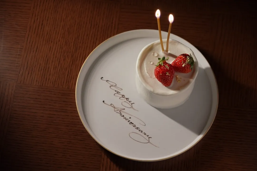 顔合わせを華やかに締めくくる、メッセージ付きケーキ | 【最大6名様 / 半個室確約◆顔合わせディナープラン】四季の食材を盛り込んだ全5品＋乾杯酒＋メッセージ付きホールケーキ★天神駅直結★ONE FUKUOKA HOTEL最上階のレストランで迎える晴れやかな両家の門出