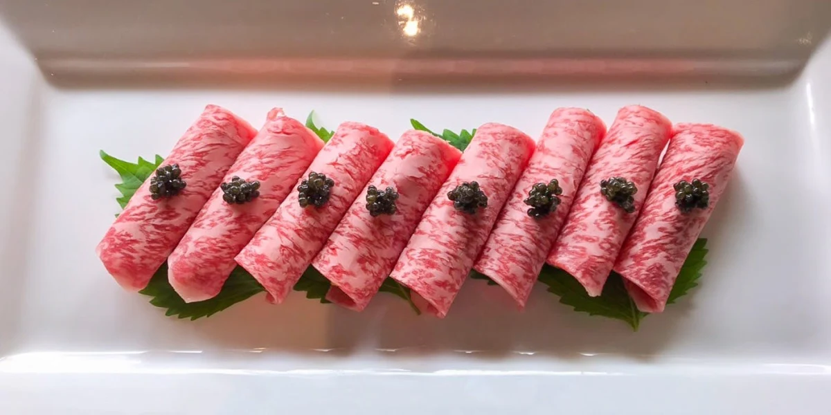 仙匠名物「牛トロのウニ巻き」で特別な夜を演出 | 【接待・会食ディナー】少なめリッチコース / 仙匠名物「牛トロのウニ巻き」含む極上焼肉全7品+肉プレートでサプライズ★2軒目利用にも最適な福岡・白金の名店