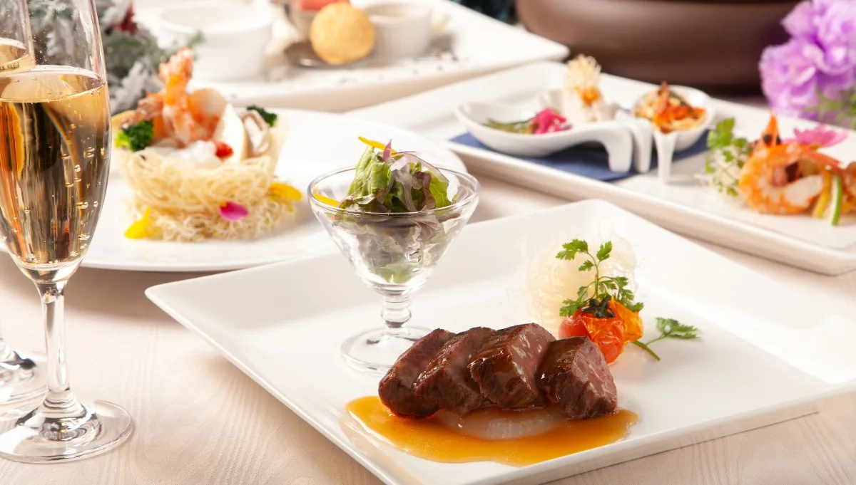 みなさまで囲む、見た目にも美しいコース料理 | 6名～15名【個室確約★ご長寿お祝いプラン】みなとみらいを眺めながら北京ダック・ふかひれスープなど本格中華コースを堪能＋1ドリンク★有料オプションでちゃんちゃんこあり★横浜桜木町ワシントンホテル最上階からの絶景と共に
