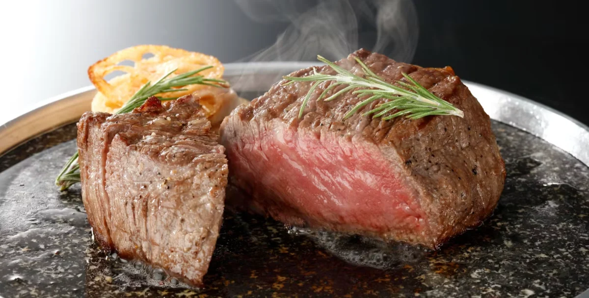薪焼きで仕上げたA5ランク黒毛和牛シャトーブリアンの贅沢な味わい | 【プロポーズプラン×ディナー】A5ランクシャトーブリアンの薪焼きステーキメインのコース★小倉駅から徒歩1分★大切な瞬間を生演奏とともに