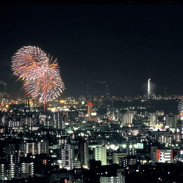 宝石のような夜景に囲まれながら、忘れられないプロポーズを