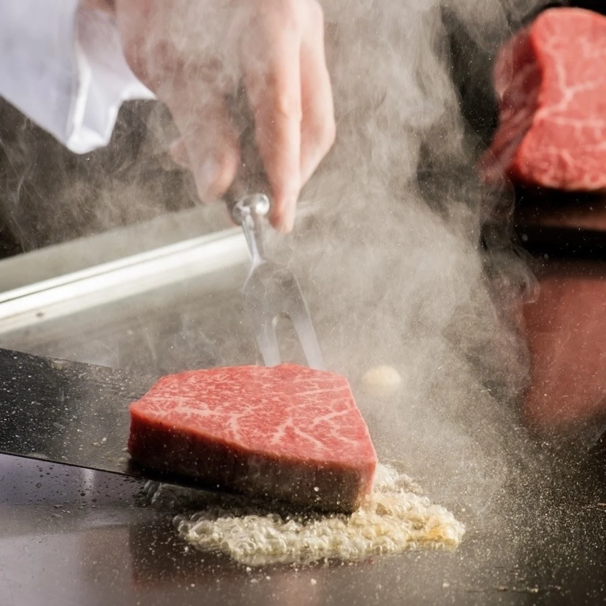 五感で楽しむ極上の鉄板焼きディナー | 【オーシャンビューの非日常空間＊バラの花束付★プレミアムプロポーズプラン】特別な夜を彩る至高の食体験〜鉄板焼きフルコースディナー＋フリーフロードリンク＋メッセージ付ホールケーキorデザートプレート★ホテルモントレ沖縄スパ＆リゾート
