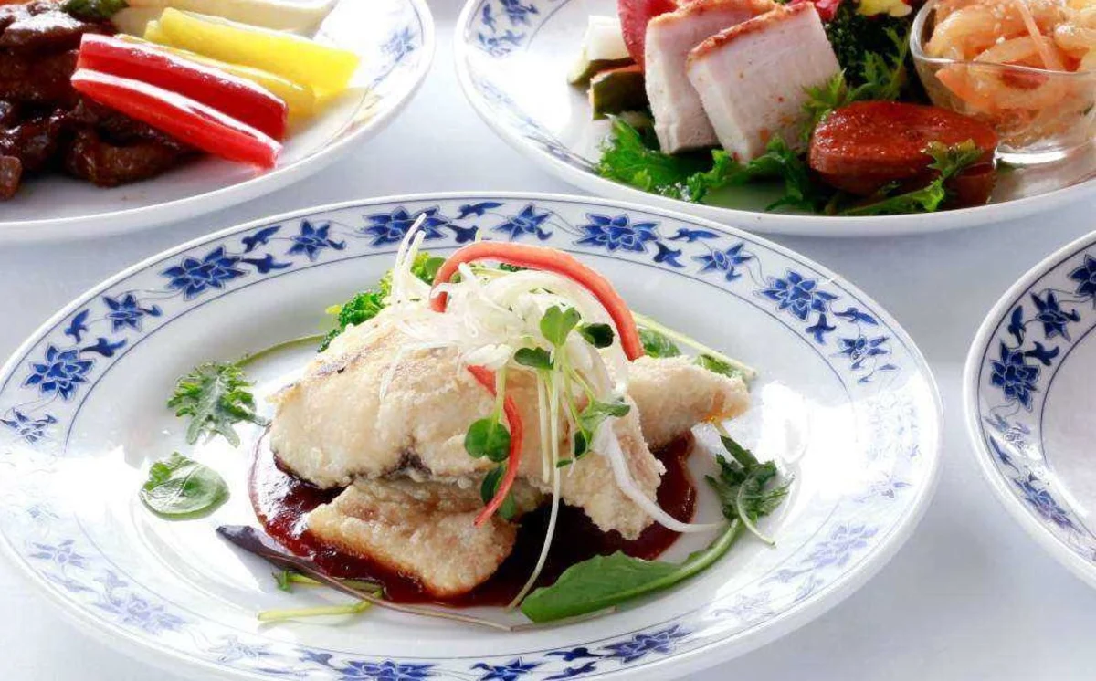 豪華食材を使用した本格四川料理のフルコース | 【個室確約 アニバーサリー／顔合わせ】鮑とフカヒレスープ・四川ダックを含む豪華四川料理「善隣門」★乾杯ドリンク＋アニバーサリーケーキ★横浜中華街のホテルで祝福