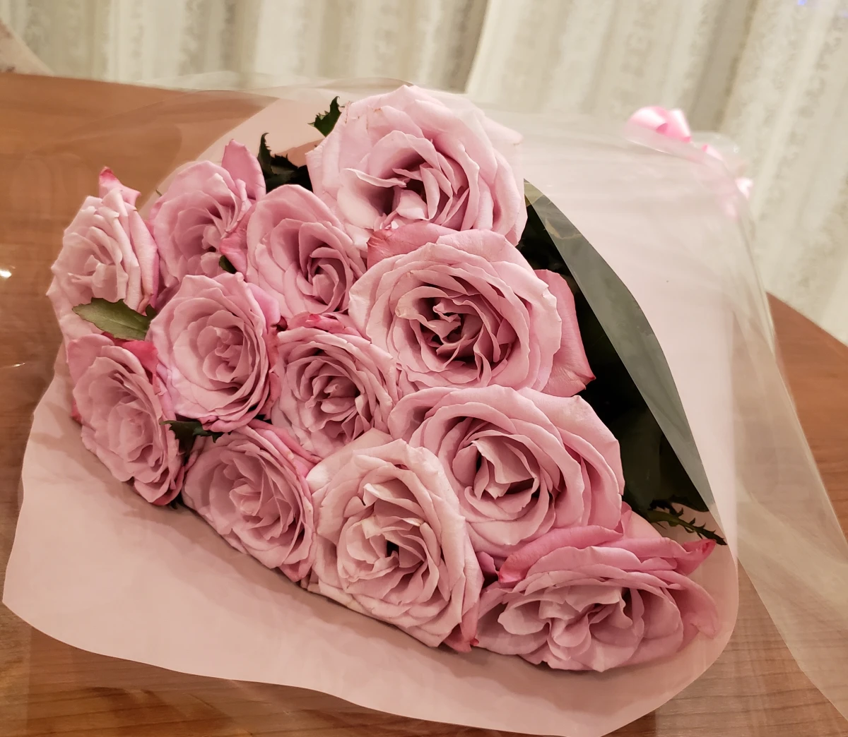 豪華なバラの花束とメッセージプレートの特典付き | 【バラの花束付★海外風ゲストハウスの個室でプロポーズプラン】乾杯ドリンク+牛フィレディナー全7品+メッセージプレート★お二人だけの特別空間