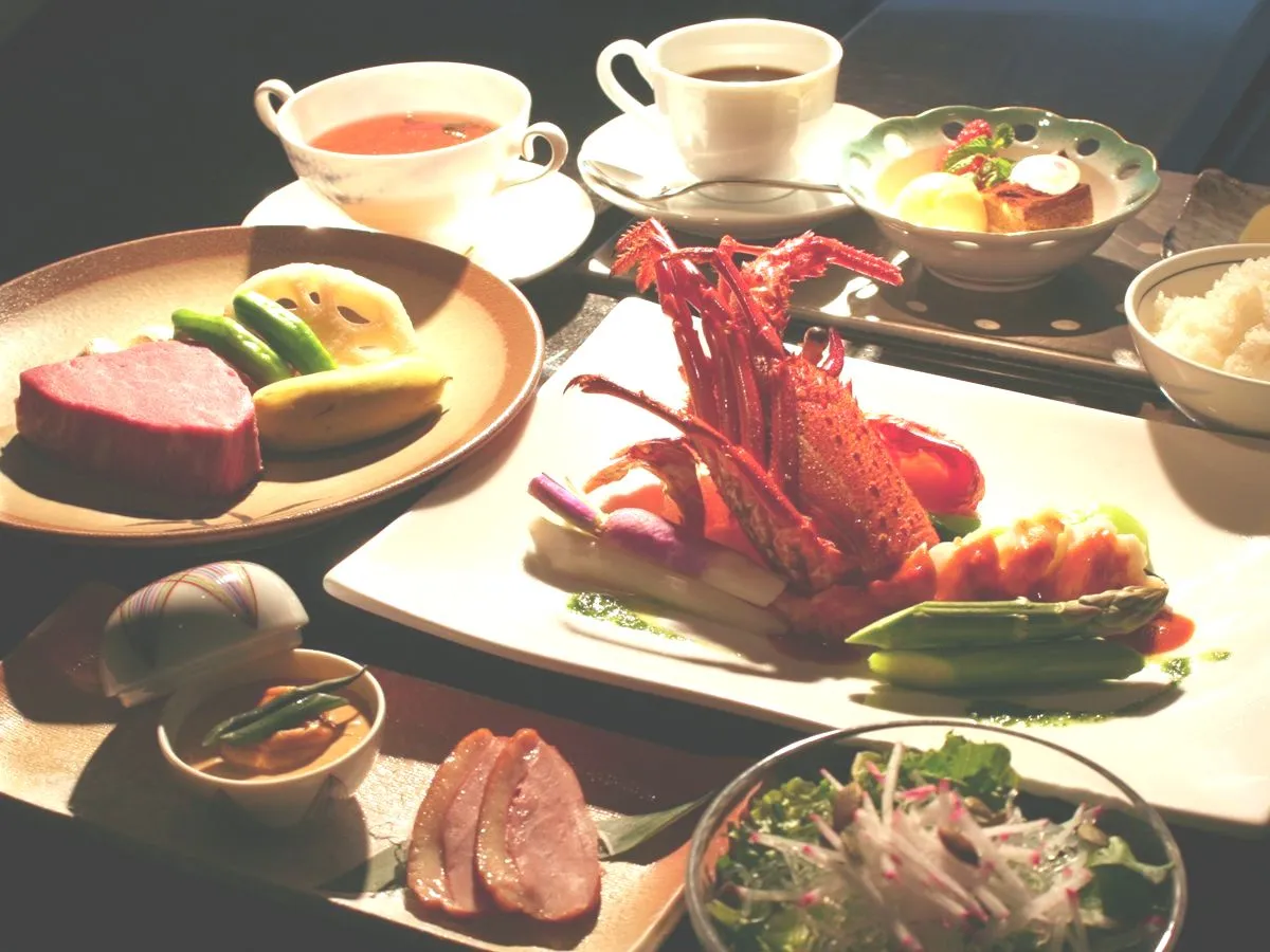 葉山牛食べ比べと伊勢海老を堪能する贅沢鉄板焼 | 【Anny限定★東京湾を望む特等席×鉄板焼アニバーサリーディナー】幻の葉山牛食べ比べ＆伊勢海老・フォアグラを堪能する贅沢コース全10品＋乾杯ドリンク＆メッセージ付ホールケーキ