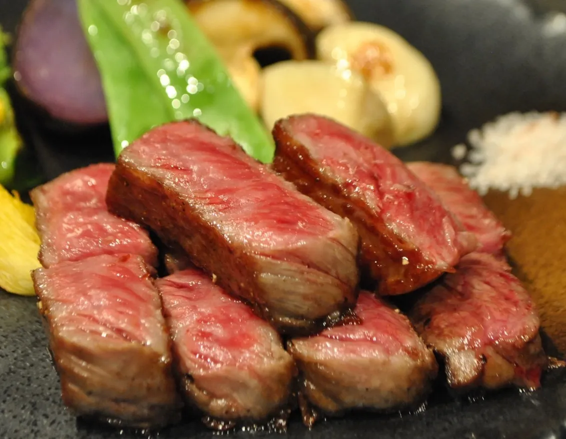 【Anny限定★東京湾を望む特等席×鉄板焼アニバーサリーディナー】幻の葉山牛食べ比べ＆伊勢海老・フォアグラを堪能する贅沢コース全10品＋乾杯ドリンク＆メッセージ付ホールケーキの写真 5