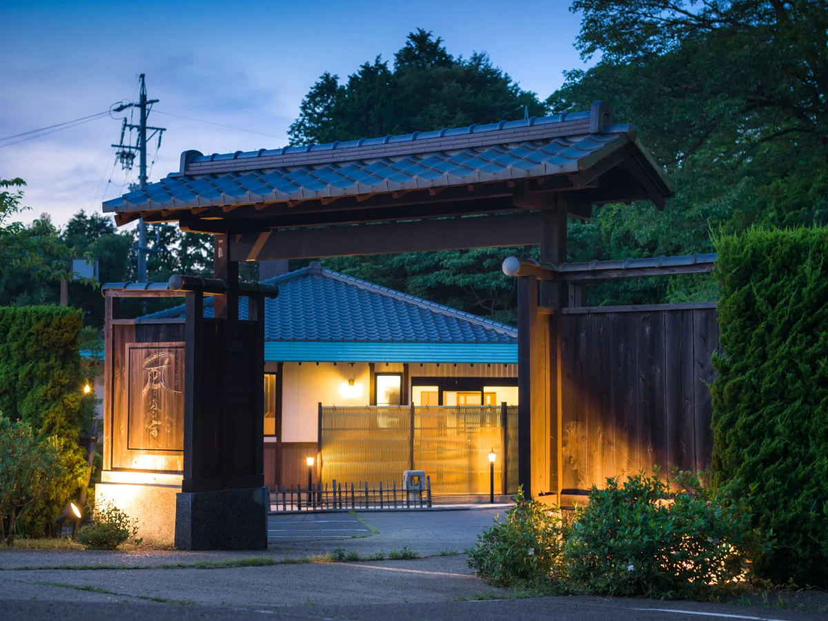 蒲郡の山間に佇む、旅館での特別なプロポーズの夜 | 【贅沢プロポーズプラン】貸し切りの客室で囲む和食会席全7品★鯛の塩焼き＆フルーツ盛り合わせ付き★記念撮影＆お写真プレゼント★花を浮かべた天然温泉付き旅館で過ごす