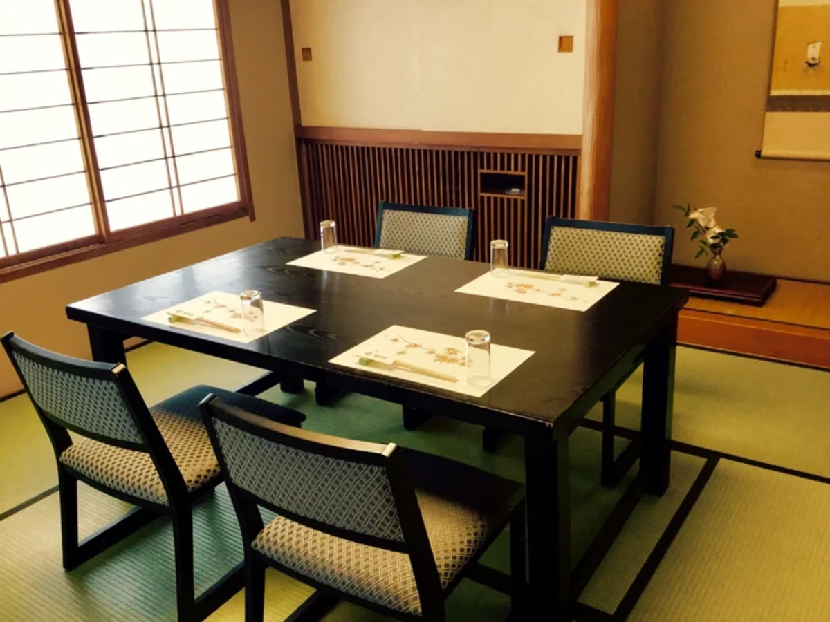 信頼を深める特別な時間にふさわしい個室に食前酒サービス付き | 【2名~30名様/完全個室確約★接待会食プラン】食前酒付き!旬の魚介と四季の美を味わうおまかせ会席★老舗の技×豊富な地酒で心に残るご会食★仙台・五橋駅から徒歩8分