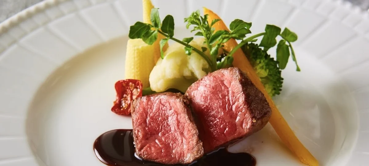 繊細に調理された本格イタリア料理★ワインとお料理の相性を楽しむ極上の美食体験 | 【アニバーサリープラン】ソムリエ厳選ワインとお料理の相性を楽しむ贅沢なひととき★イタリア料理界の巨匠・片岡護シェフ監修のイタリアンコース＋ワインペアリング＋メッセージ付きプレート★日本橋駅徒歩2分の上質空間で祝う記念日