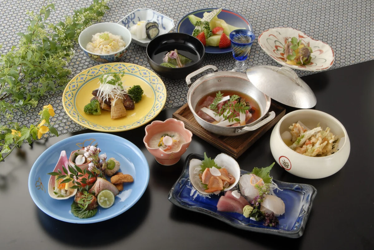 旬の味覚を贅沢に使用した本格会席コース | 【個室確約 接待・会食プラン】月替わり本格会席コース~桜~全13品★季節の極上会席に舌鼓★ゲストを喜ばせる至福のビジネス会食★北新地駅徒歩1分
