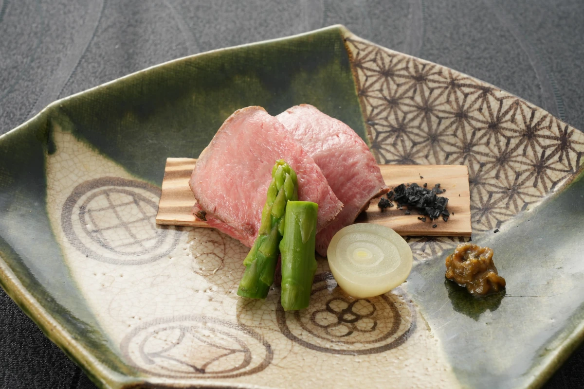 懐石【雅】＋乾杯酒スパークリング＋メッセージ付きプレート＋贈答用酒器『金箔冷酒セット』1個付き 12