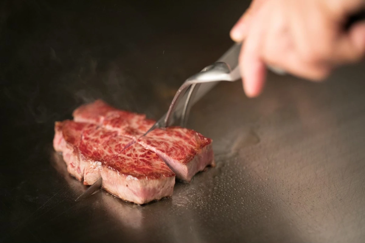 至福の鉄板焼き料理で笑顔あふれるひとときを | 【アニバーサリーディナープラン】九州の旬食材を鉄板焼きで★シックな空間で楽しむ宮崎県産なかにし和牛含む贅沢コース全8品★メッセージ入りホールケーキ＆乾杯ドリンク付き★リゾート感漂うレストランで優雅なお祝いの夜★