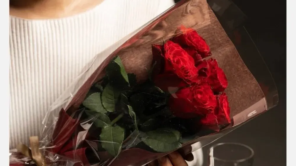 プランの花束の注文期限に間に合いませんでした。花束の持ち込みや、店舗での手配について相談できますか?