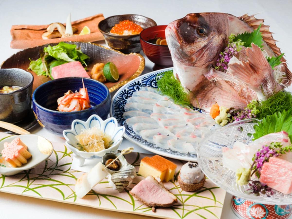 1歳のお祝いを華やかに演出する、鯛の姿造り付きお祝い会席 | 土日祝限定・離乳食持ち込みOK!【3〜12名 ★個室確約/ファーストバースデーランチプラン】鯛の姿造り付き豪華お祝い会席+メッセージ付きプレート+乾杯用スパークリング清酒★1歳の誕生日を彩るかけがえのない時間★東京駅・二重橋駅直結