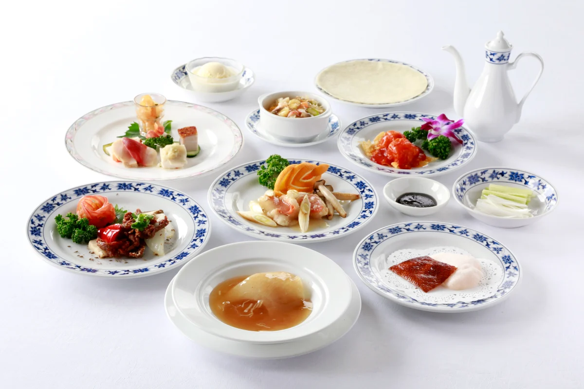 本格四川料理を存分に楽しめるスペシャルお祝いコースを堪能 | 【4〜99名様 個室確約×還暦・ご長寿/顔合わせプラン】北京ダック・フカヒレの煮込みなど豪華中華コース【朝陽門】+乾杯スパークリング+ホールケーキ★横浜中華街ホテル内プライベートダイニング★