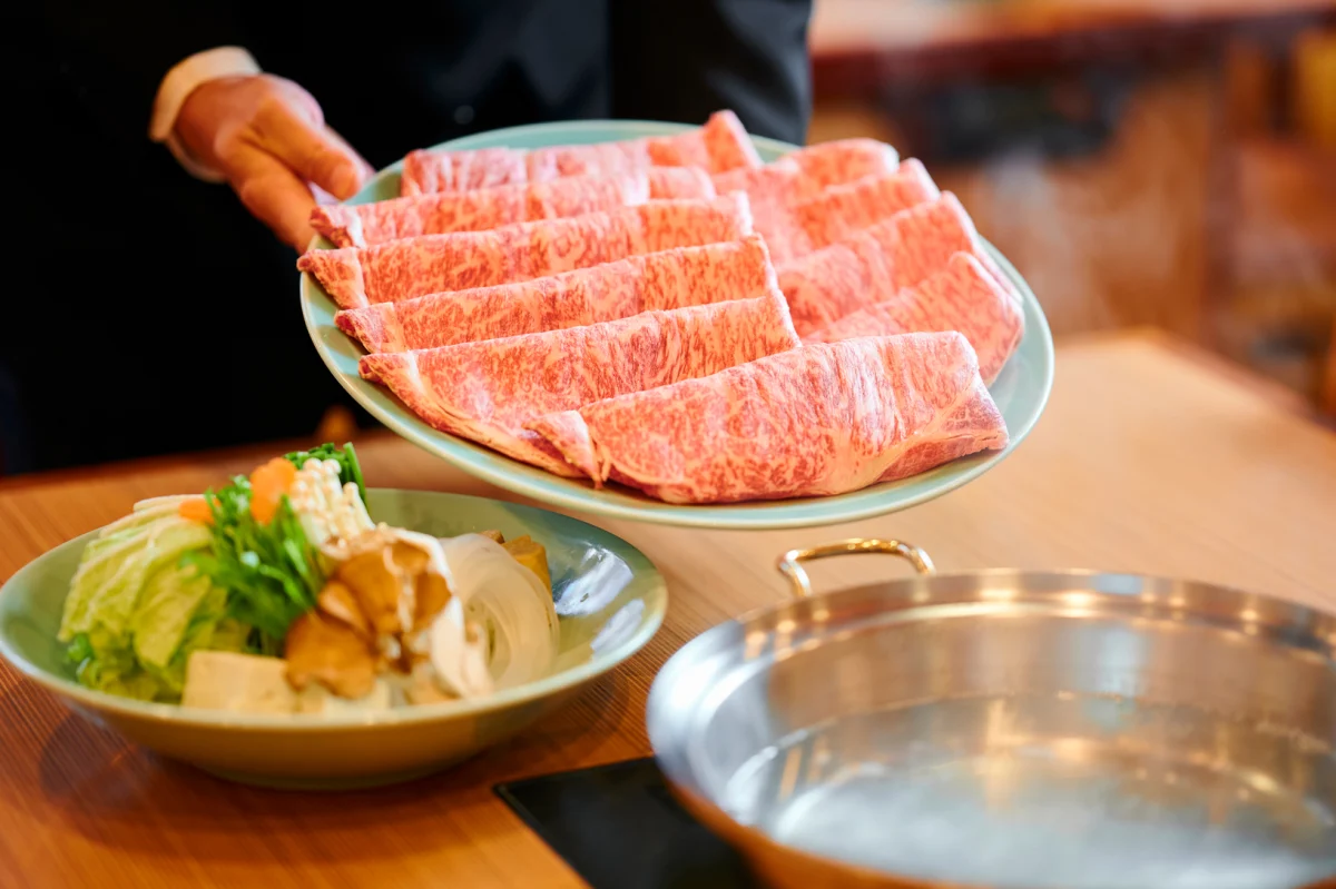 極上の味覚体験、黒毛和牛各部位をしゃぶしゃぶ・すき焼きで | 【個室確約 アニバーサリー/顔合わせプラン】しゃぶしゃぶorすき焼きで黒毛和牛三種食比べ「萩-はぎ-」+乾杯スパークリング+メッセージプレート付き★神楽坂で過ごす贅沢なひととき★