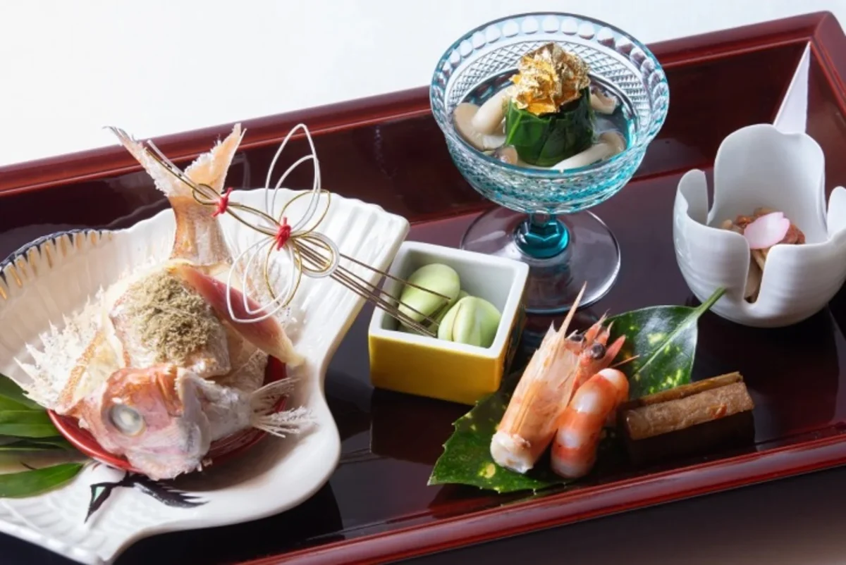 思わず笑みがこぼれるハレの日を彩る絶品懐石に舌鼓 | 【6名様~18名様向け 個室確約 お祝いプラン】季節の懐石料理~お祝いコース~+乾杯グラスシャンパン★遠方からのお集まりに最適!グランドプリンスホテル高輪