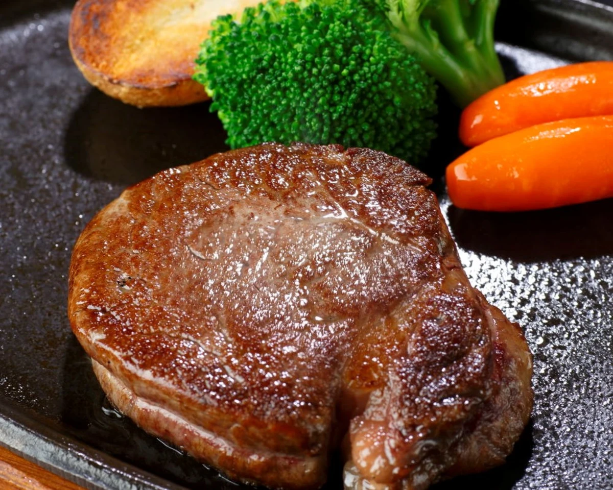 【窓際席確約 / プロポーズプラン】サーロインなど洋食ディナーコース＋乾杯ドリンク＋フラワーアレンジメントフレーム付ケーキ＋ミニブーケ★幕張のホテルダイニング★ 料理