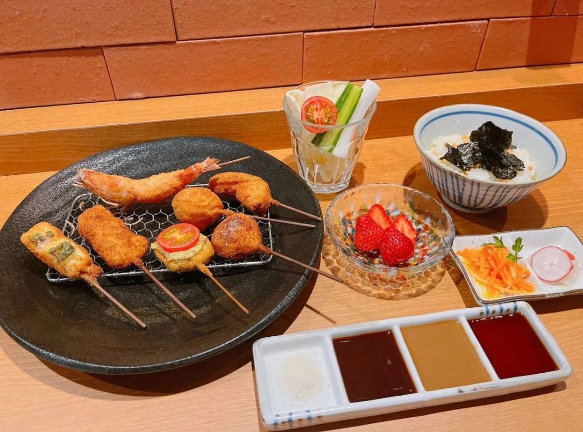 秘伝のからしソースと共に堪能する絶品串揚げ | 【Anny限定★6~8名店舗貸切★お祝いプラン】聞き馴染みの有る音楽が流れるお洒落な空間を贅沢に貸切★乾杯用ドリンク+こだわりの厳選食材を堪能する串揚げコース★三宮駅徒歩5分の大人の隠れ家