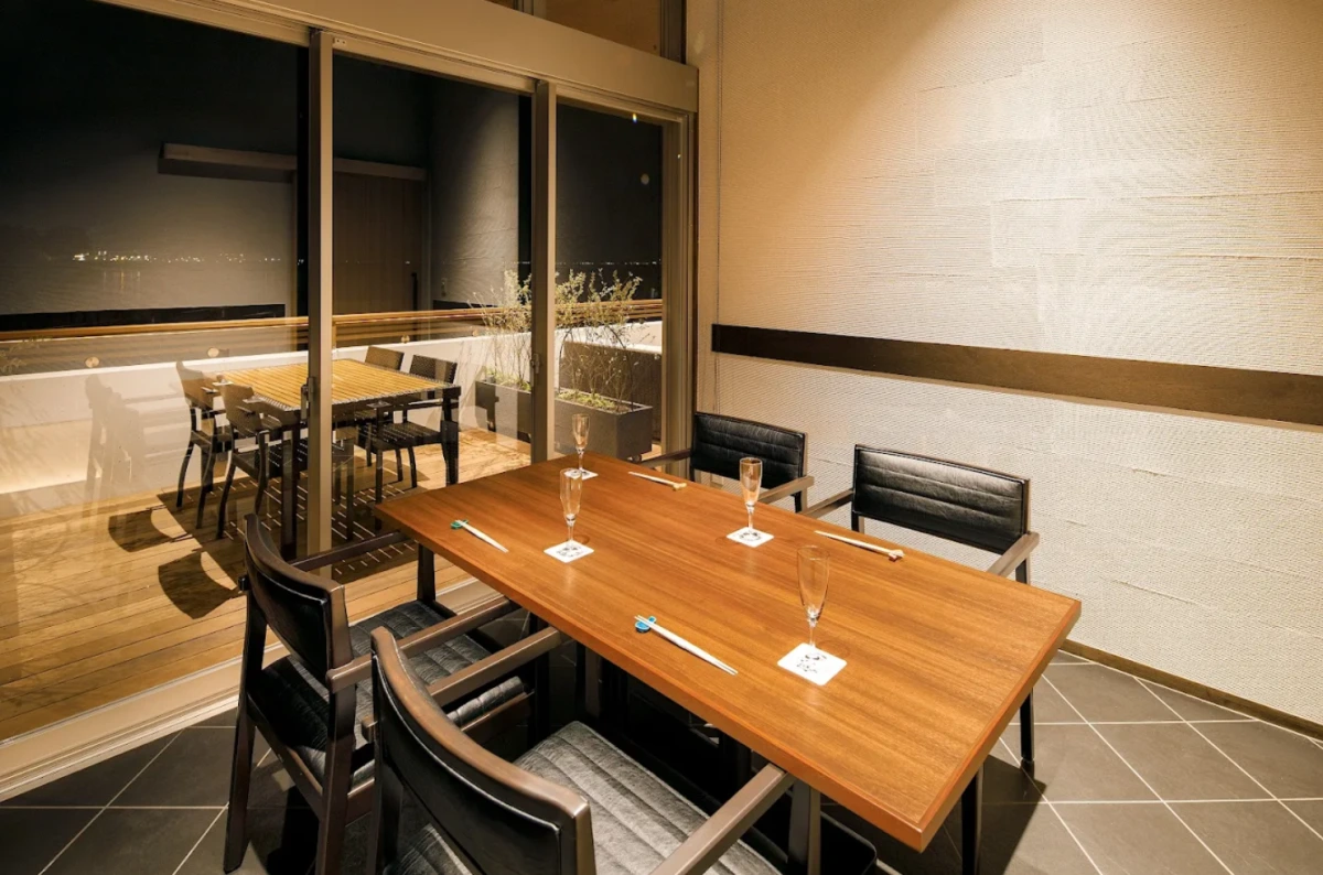 人数に合わせてご案内する個室とカウンター | 【最大8名まで接待・会食プラン×席はおまかせ!】赤酢香る江戸前鮨メインの懐石ディナー★花束追加可★木更津の鮨オーベルジュで叶う上質なひととき