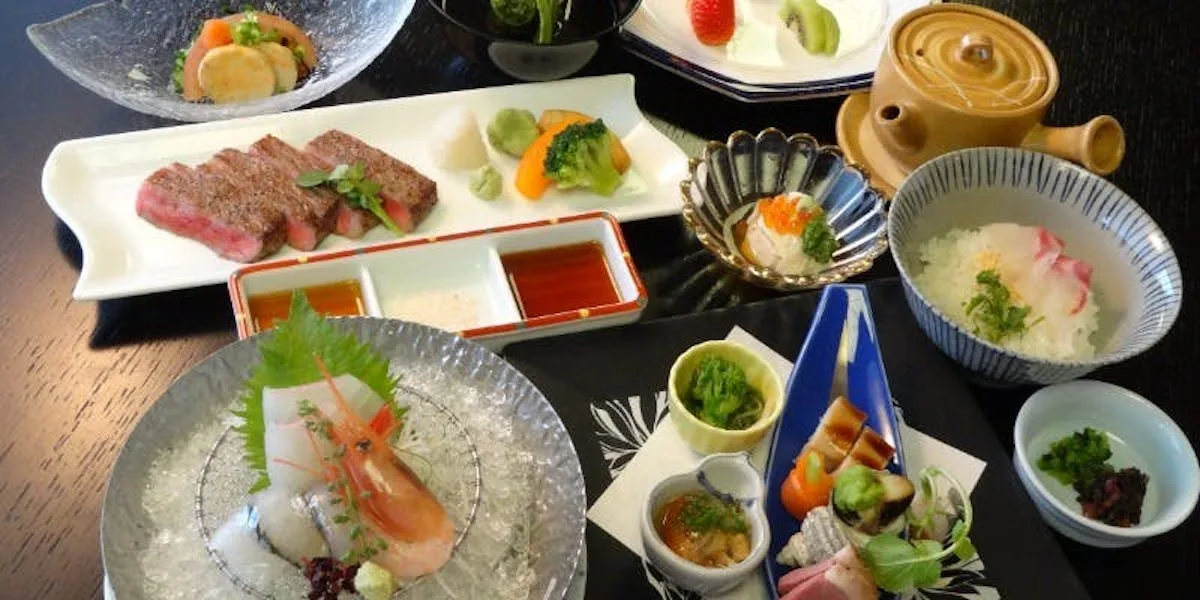 ほどよいボリュームのお料理で心地よいお祝いを | 最大12名【個室確約★顔合わせプラン】上品で目にも美しい特別会席全9品＋乾杯ドリンク★地上100mから隅田川やスカイツリーを見渡す絶景