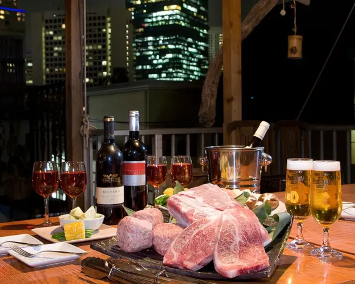 都会の隠れ家テラスで楽しむ、昼夜の贅沢なひととき | 【六本木BBQプラン｜貸切最大50名】シーフードアクアパッツァと厳選焼肉！季節の高級食材を楽しむ豪華お祝いコース★2時間or3時間飲み放題付きランチ＆ディナー
