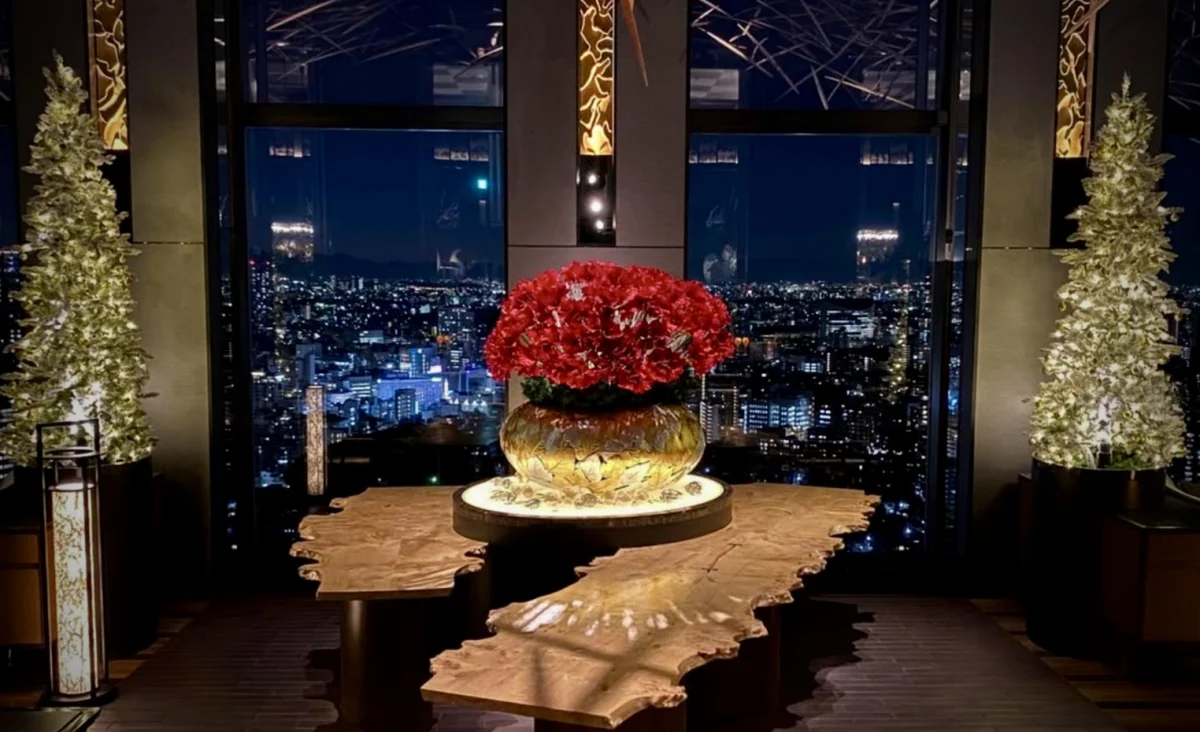 【12月19日〜25日限定 / 地上130m・夜景を望む天空のクリスマスペアシート確約★クリスマスディナープラン】心ときめく至福の美食時間★華やかなオードブル、平目のルーレや国産牛フィレ肉を堪能〜LOUNGE - Christmasコース＋食前酒“イネディット ベリー ベリー スプリッツ”〜品川駅徒歩2分・品川プリンスホテル最上階 内観/外観