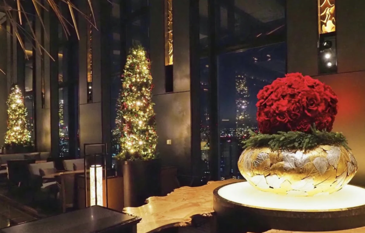 【12月19日〜25日限定 / 地上130m・夜景を望む天空のクリスマスペアシート確約★クリスマスディナープラン】心ときめく至福の美食時間★華やかなオードブル、平目のルーレや国産牛フィレ肉を堪能〜LOUNGE - Christmasコース＋食前酒“イネディット ベリー ベリー スプリッツ”〜品川駅徒歩2分・品川プリンスホテル最上階 内観/外観