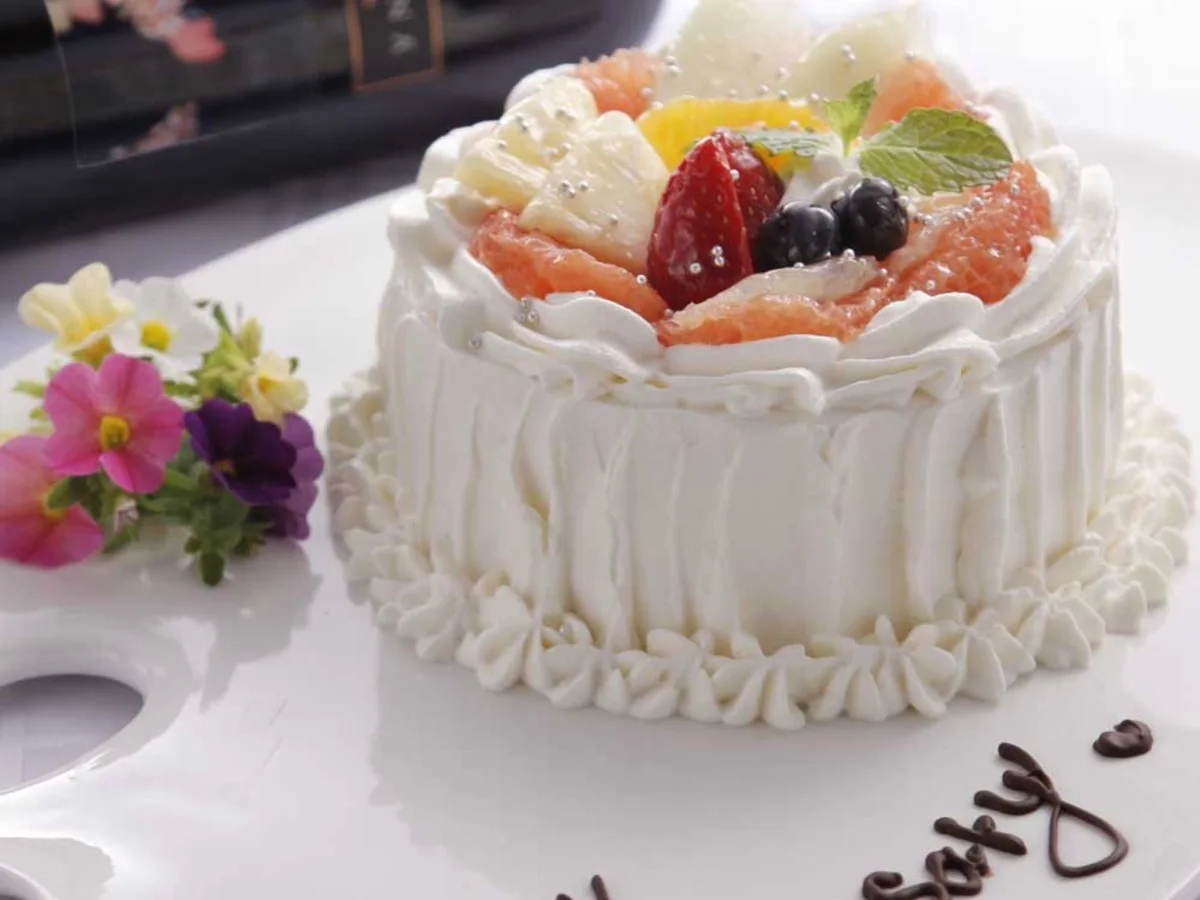ホールケーキやスパークリングワインなど特別な夜を彩る特典満載 | 【個室確約/6名～8名★お誕生日・女子会プラン】リムジン周遊付き！青山の中心地で楽しむ全9品懐石フルコース★乾杯スパークリング＋メッセージ付きケーキ＋東京タワーと共に記念撮影★