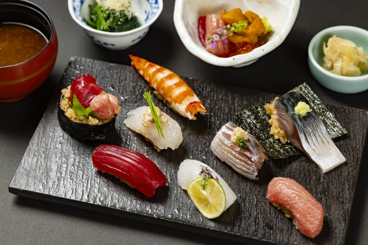 旬の新鮮な食材を使用した寿司コース | 【最大18名 個室案内可能 大人数のお祝いプラン】豊洲市場の天然マグロ専門仲卸【鈴富】が手がける【つきじ鈴富】では、豊洲直送の鮮度の良い魚、安心•安全なお料理をお召し上がり頂けます★永田町駅より徒歩3分の好立地★