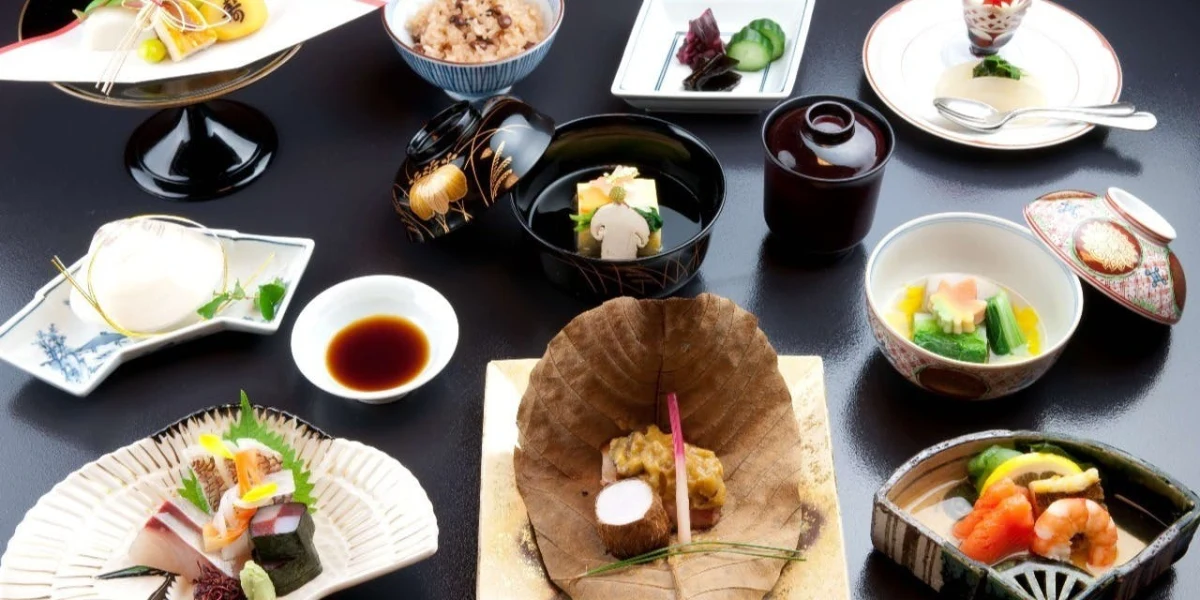 旬を味わう懐石料理は選べる2つの贅沢コース | 【30名様まで個室確約×七五三プラン】創業百年の料亭で味わう懐石の真髄×旬食材を贅沢に堪能する選べる2コース★格式ある大宮の上質空間で、お子さまの成長をご家族で祝う