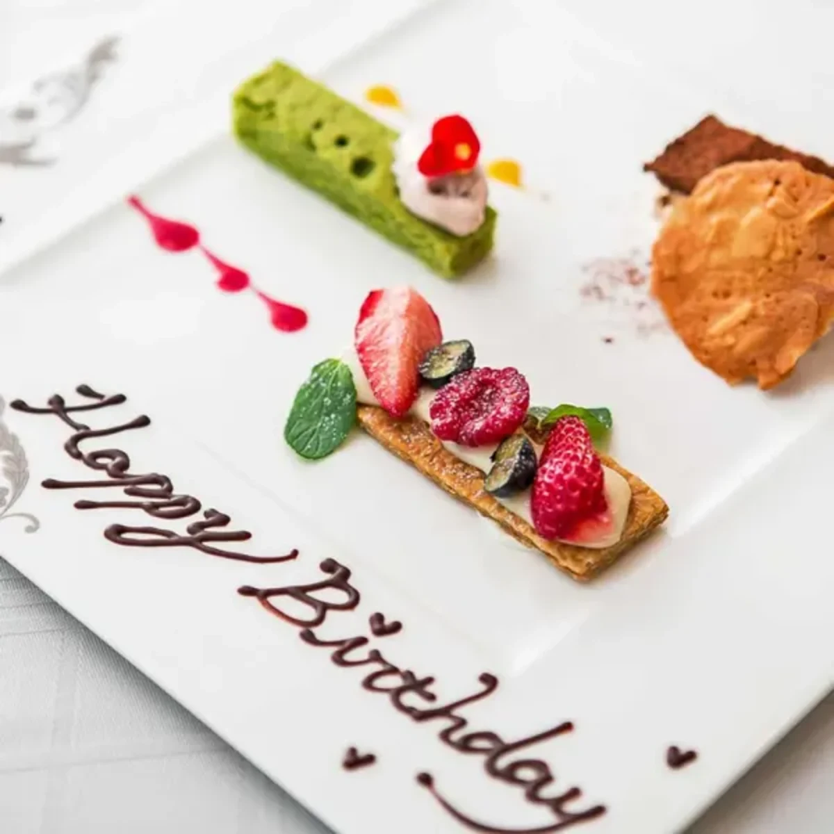 乾杯ドリンクとメッセージ付きデザートで華やかなお祝い | 【個室確約/6名~24名★ファーストバースデーランチプラン】離乳食持ち込みOK&駐車場あり★絶品懐石コース全7品+乾杯スパークリング+メッセージ付きデザート★池袋の地上220mの絶景の中で、お子様の記念すべき1回目の誕生日をお祝い