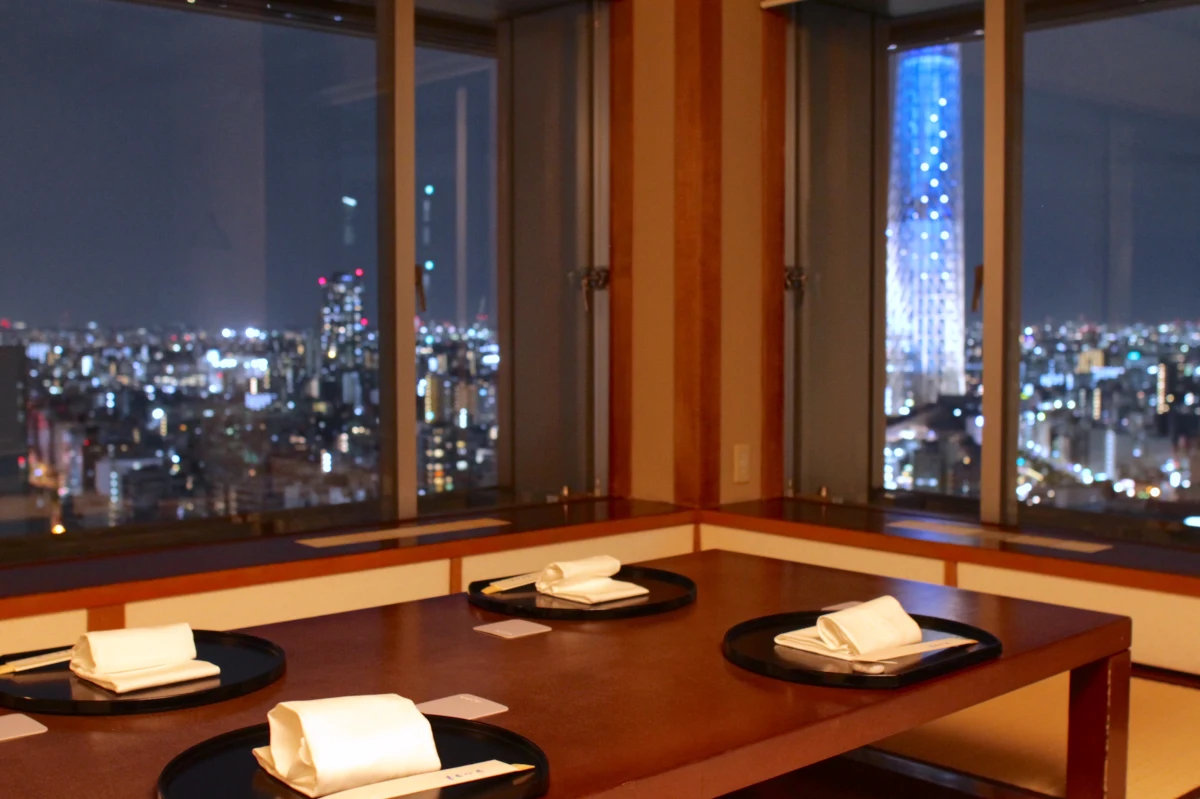 隅田川とスカイツリーを望む、空に浮かぶ和の特等席 | 【スカイツリー夜景×個室確約 プロポーズプラン】おふたりだけの空間で想いが伝わるプロポーズ！ 旬の食材を使った特別会席全5品★プロポーズプランナーのサポート付★スカイツリーも見える絶景プロポーズをプロデュース♪