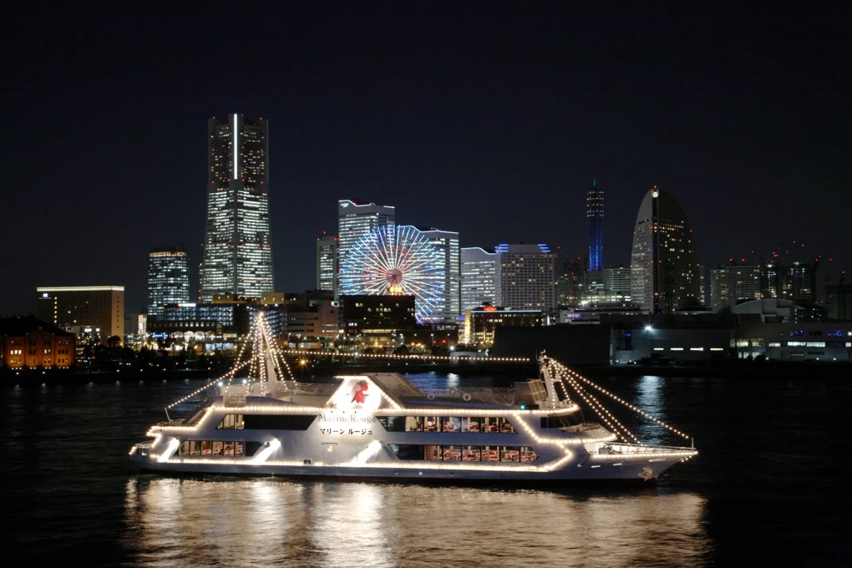 潮風を浴びながら移り行く横浜の夜景に二人の気持ちも高揚 | 【個室確約｜平日限定★プロポーズプラン】横浜の景色を楽しむ120分豪華ディナークルーズ～Kingコース～【乾杯ドリンク1杯付】