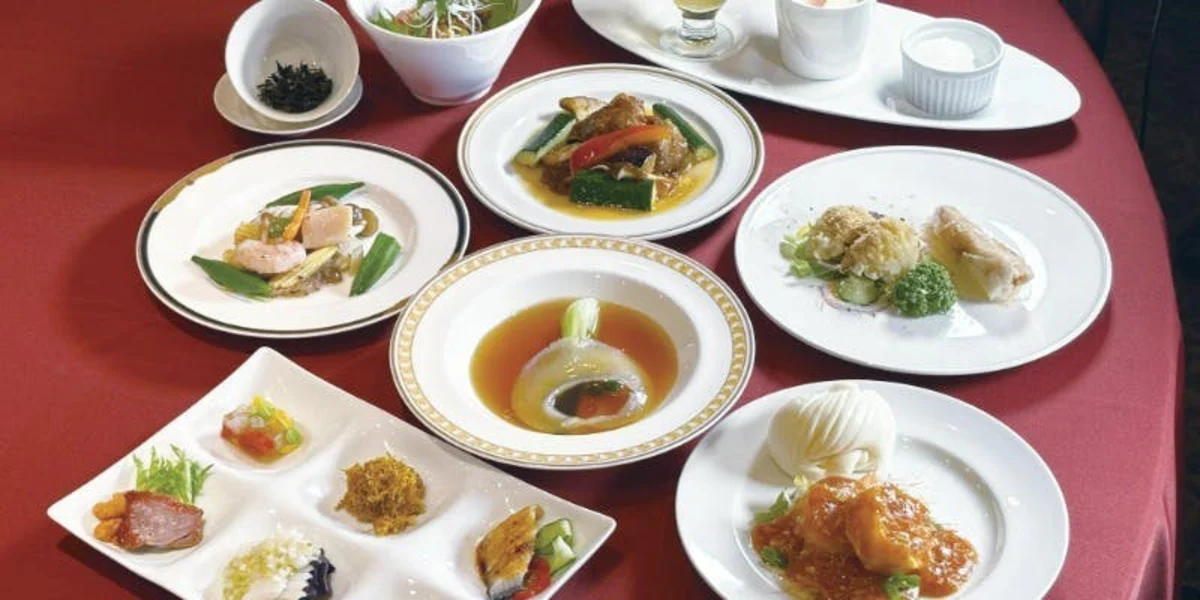 フカヒレの姿煮や大海老料理で贅沢な美食体験を | 【最大8名×大人数のお祝いプラン】フカヒレや大海老・鮑料理など本格的な中国料理を堪能するディナーコース2種★ホテルクラウンパレス知立でとっておきの一日を