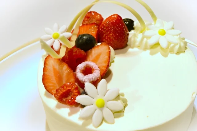 プロポーズのクライマックスを彩る、特別なホールケーキ