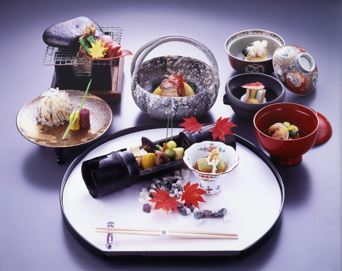 ご両家の佳き日を美しく彩る、心華やぐ会席料理 | 【4〜8名様 個室確約×結納・顔合わせプラン】お祝いの席が華やぐ会席料理「友禅」全8品★アクセス抜群!川崎駅前ホテル内★