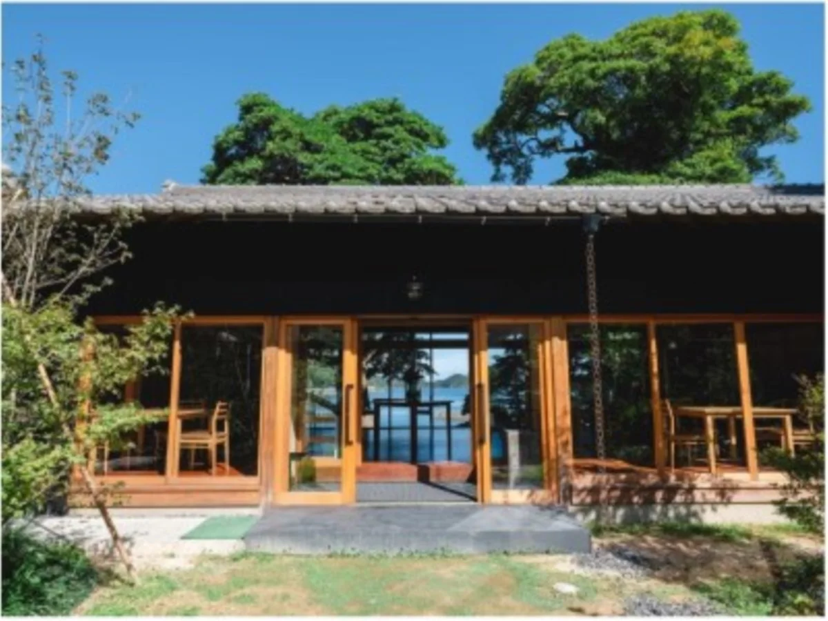 木の温もりと壮大な海に包まれた、心落ち着く空間 | 【最大10名 大人数のお祝いディナープラン】新鮮な地元の食材を使用した会席★小浜市の美しい景色を眺めながら大切なお祝い