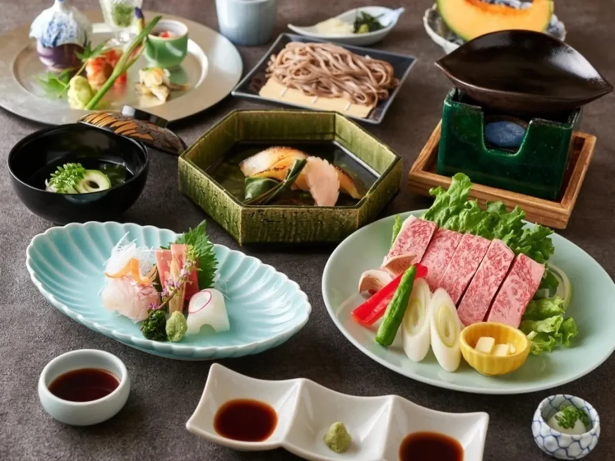 世代問わず満喫できる絶品会席でおもてなし | 【離乳食持込OK・ベビーカー可◎3時間制★個室確約×ファーストバースデーランチプラン】すき焼き鍋or国産牛ステーキから選べるメイン「月と星の会席」全7品+ウェルカムドリンク+メッセージ付きプレート★銀座クレストンホテル★お子さまの初めての誕生日を晴れやかに祝福