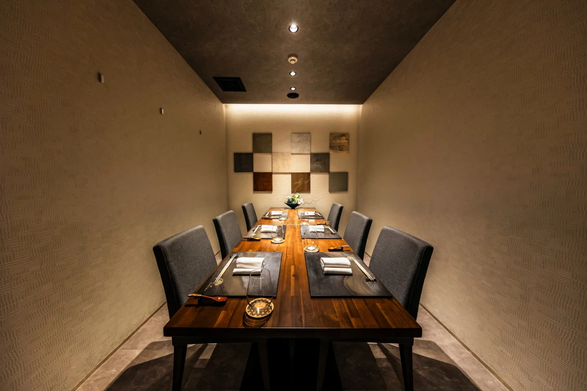 【最大8名様 / 個室確約★接待・会食ディナープラン】五感を刺激する至高の食体験〜モダンラグジュアリーな大人の隠れ家でゲストをもてなすビジネスディナー★特撰懐石コース全9品＋プレミアムフリードリンク★赤坂駅徒歩2分 座席