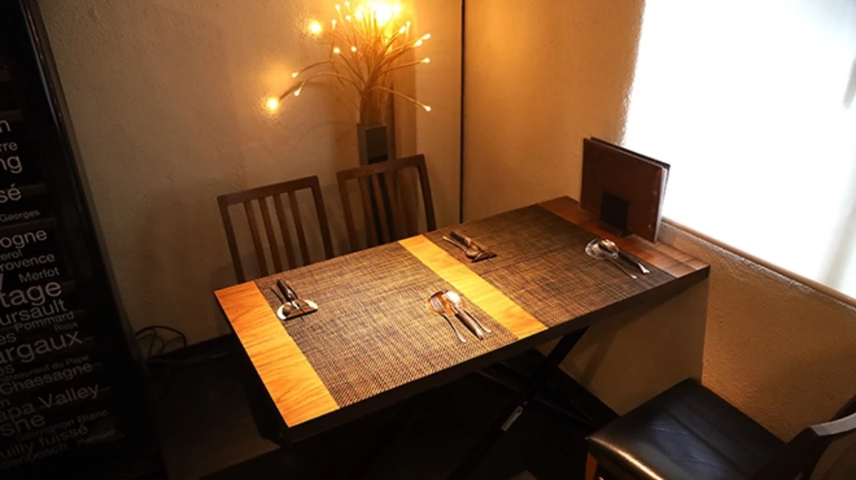 カウンター席またはテーブル席