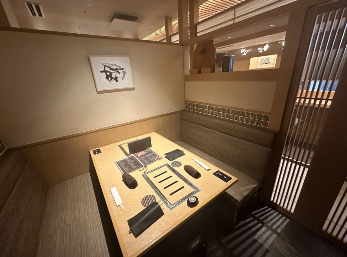 静かな半個室で、心安らぐひとときを過ごす | 【半個室確約×接待・会食ディナープラン】極上松阪牛or厳選A5黒毛和牛の焼肉会席×匠の技が織りなす美食空間★飲み放題選択可★銀座の白木モダン空間で味わう贅沢なひととき