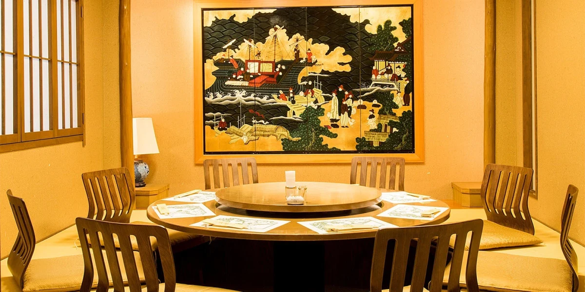 掘りごたつや円卓の個室で、特別な時間をゆったりと | 【個室確約／最大12名・長寿お祝いプラン】3種類から選べるコース+ちゃんちゃんこ+飲み放題選択可能★広島で半世紀愛される北京料理店で、大切なご長寿を囲む特別な祝い膳を
