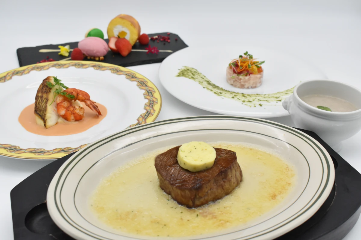 【窓側席確約！ホテル記念日プラン】牛フィレ肉のロースト・海鮮のポワレなど豪華洋食ディナー Anniversary Course（アニバーサリーコース） 全8品＋乾杯ハーフボトルワイン＋写真映えケーキ★みなとみらいの夜景を堪能★の写真 3
